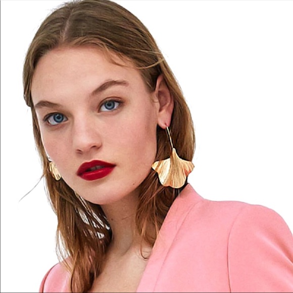 Zara Jewelry - Zara gold leaf earrings
